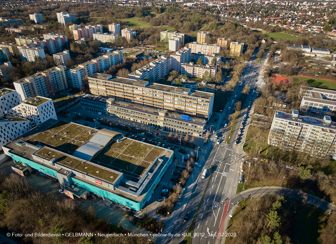 07.01.2023 - Luftbilder vom Plettzentrum mit Montessori Schule in Neuperlach